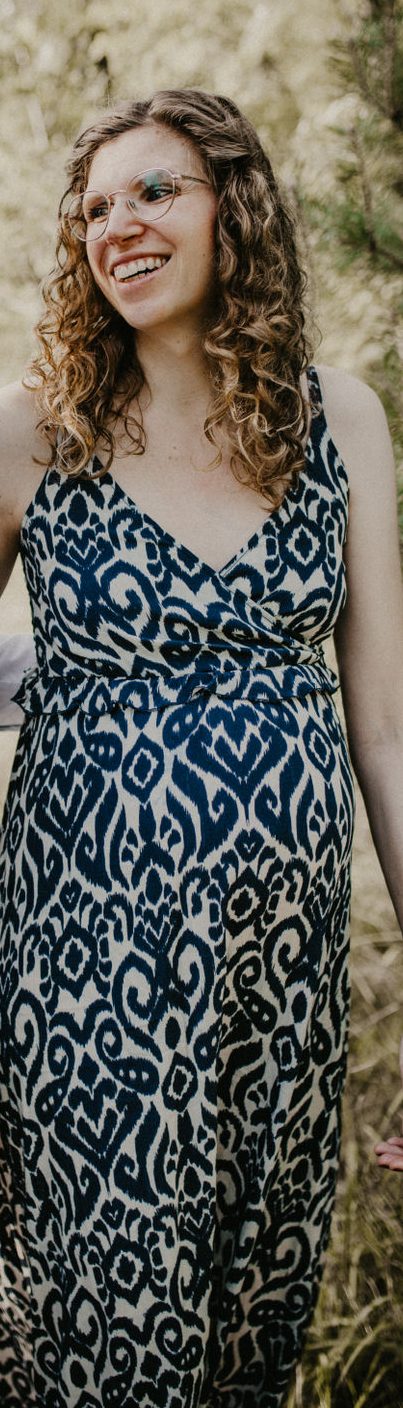 Bildnachweis: Maike Kämmerling Foto einer schwangeren Frau im Kleid. Sie lächelt auf dem Bild.